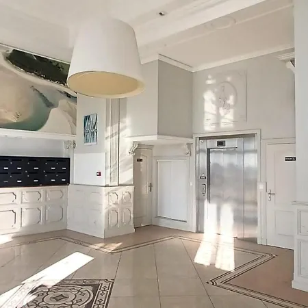 Bord De Avec Piscine Apartment