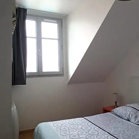 Bord De Avec Piscine Apartment