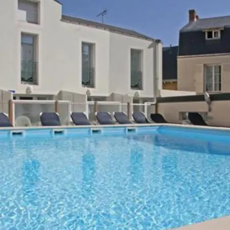 Bord De Avec Piscine Apartment